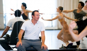 Alexei-Ratmansky-in-rehearsal-photo-by-Sian-Richards